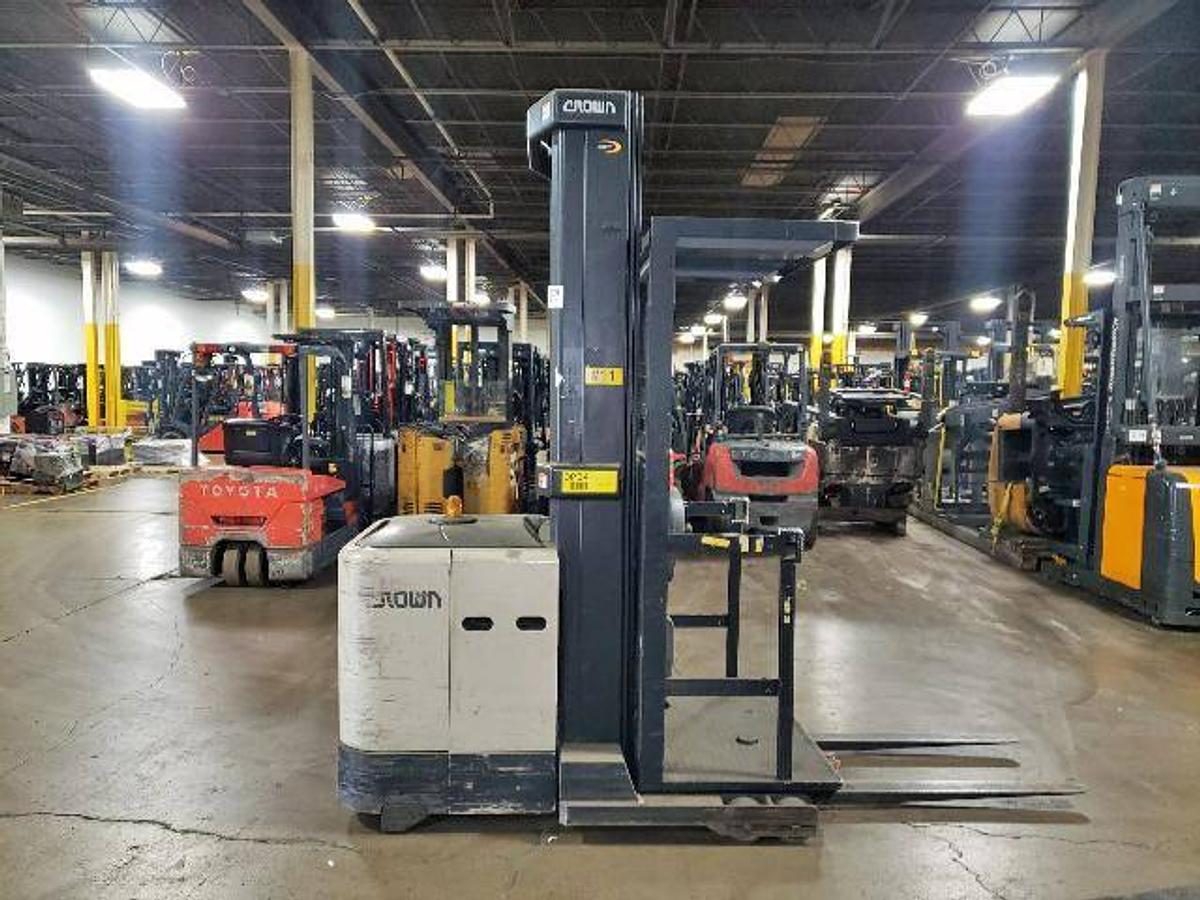 2015 Crown SP3520-30 WG CSA order picker Brampton 3000 lb 240” triple mast wire guidance UL/EE freezer-compatible export-certified