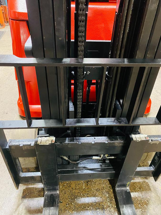 Side angle showing tilt cylinder and mast assembly on 2011 Raymond 425‑C40TT Dockstocker, 36V electric, CSA‑certified"