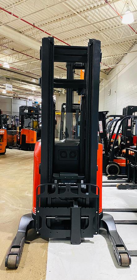 Front view showing mast rails with 41" base leg opening