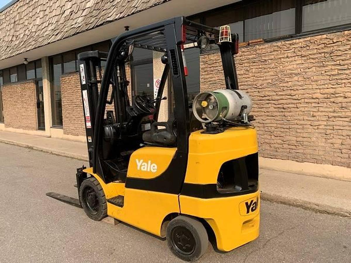 Yale GLC050VX – rear angle view – counterweight, propane tank bracket, and cushion tires – CSA propane forklift – Brampton ON