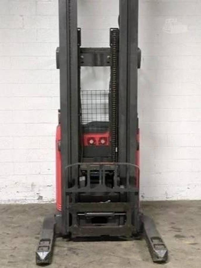 Front angled view showing mast rails and side shift