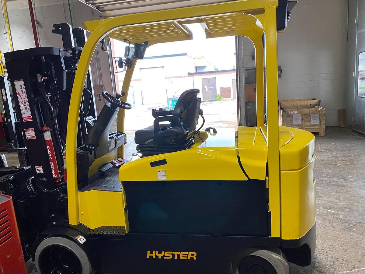 Hyster E120XN – driver-side profile – clamp mount, mast, and cushion tires – CSA-certified electric forklift – Brampton ON