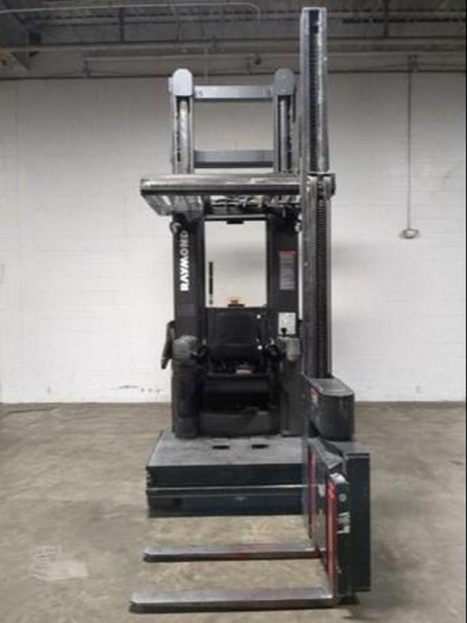 Raymond 960-CSR30T – front view – swing reach carriage and mast – CSA/MOL certified turret forklift – Brampton ON
