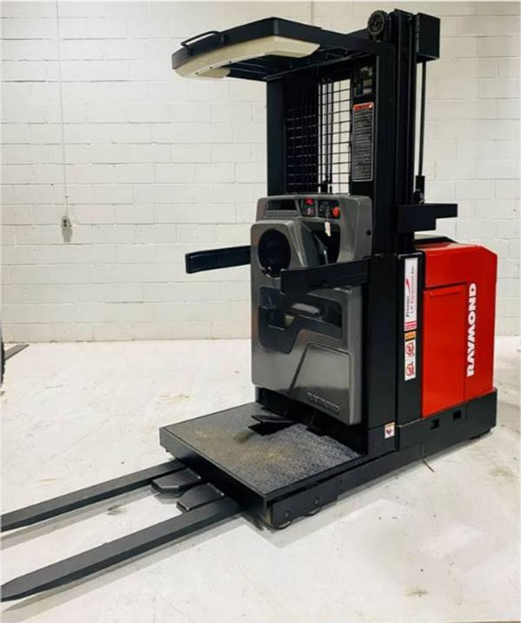 Operator platform view showing ergonomic controls CSA-certified Raymond EASIOPC30TT