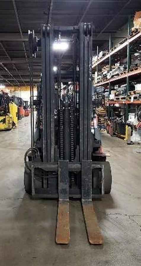 Toyota 7FGCU45 – direct front view – 48” forks, triple mast, and clamp-ready carriage – CSA-certified LPG forklift – Brampton ON