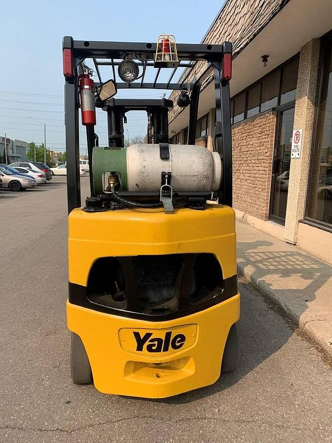 Yale GLC050VX – direct rear view – counterweight, propane mount, and CSA safety decals – propane forklift – Brampton ON