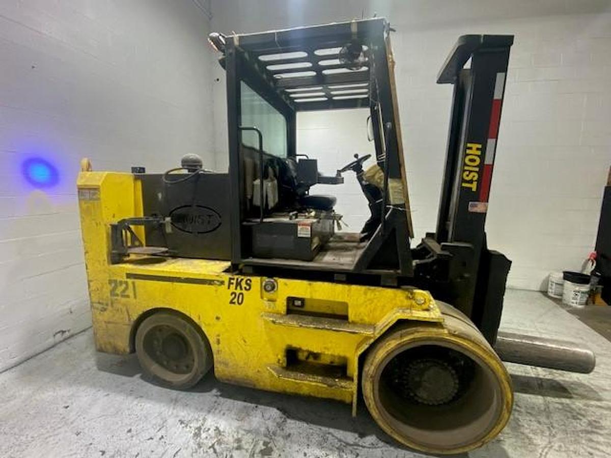 Hoist FKS20 – side view – bolt pad carriage, propane tank mount, mono mast profile – high-capacity cushion forklift – Brampton ON