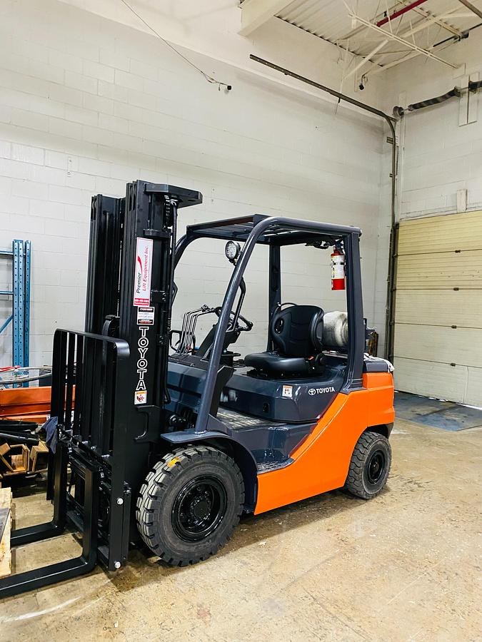 Toyota 8FGU25 – full side profile – solid pneumatic tires, mast, and operator compartment – CSA-certified propane forklift – Brampton ON