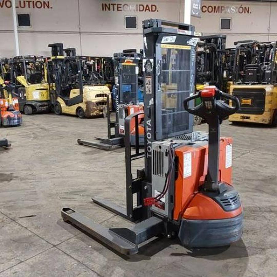 Toyota 8BWS13 – rear angle view – tiller handle, battery box, and rear guard – walkie stacker with onboard charger – Brampton ON