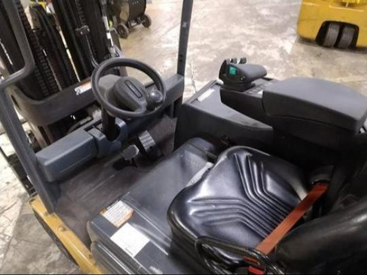 Operator compartment – Caterpillar 3-wheel electric with SSI side shift