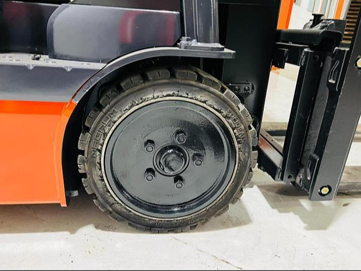 Opposite drive tire on refurbished 2023 Toyota 8FBE20U electric forklift showing non-marking tread and cushion compound during Mississauga deployment