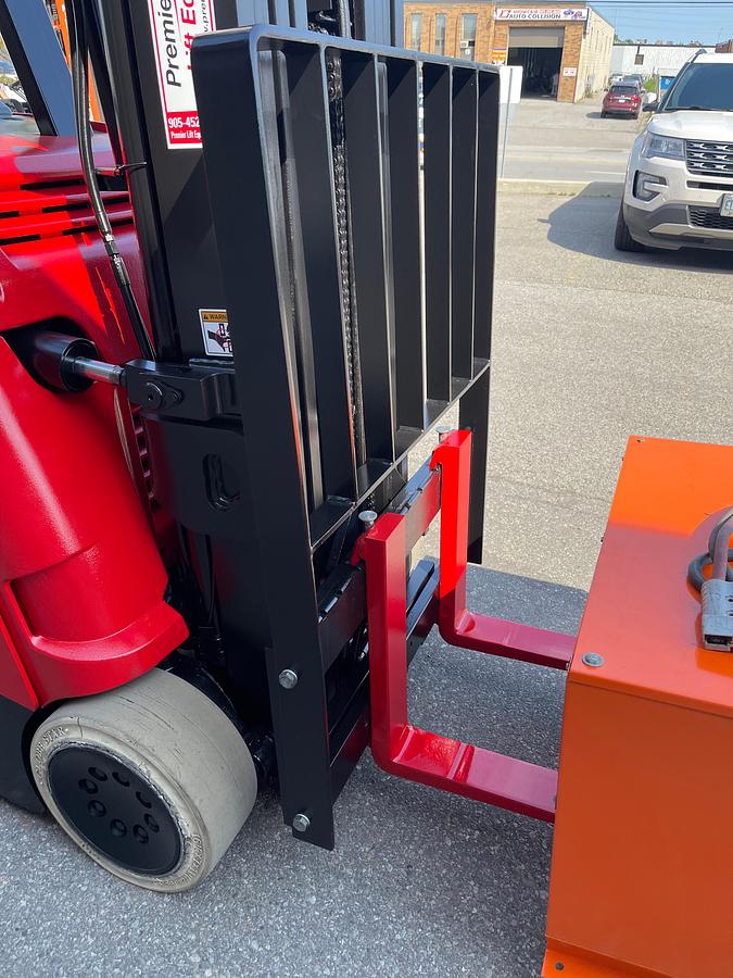 Raymond 425-C50QM – side profile showing load backrest and charger – spark-protected electric forklift – CSA/UL certified – Brampton ON