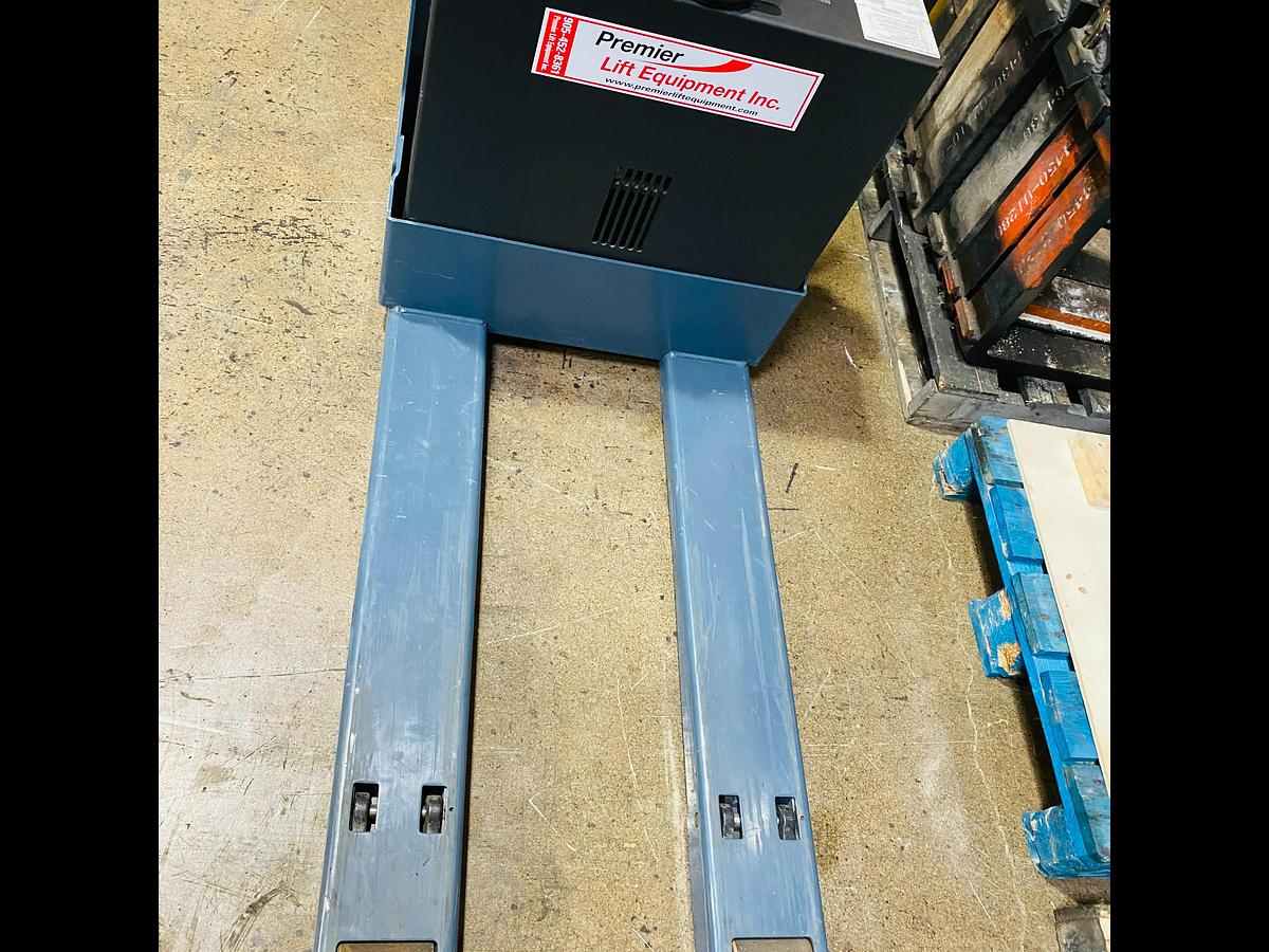 Front downward view of 27×45 tapered forks on Toyota 8HBW23 electric walkie