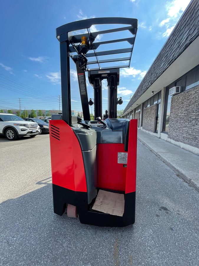 Raymond 425-C50QM – rear view – compact dockstock chassis – EE-rated stand-up forklift – CSA certified – Brampton ON