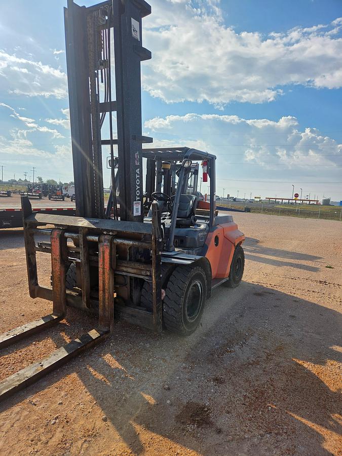 Full-body shot for homepage or listing thumbnail.