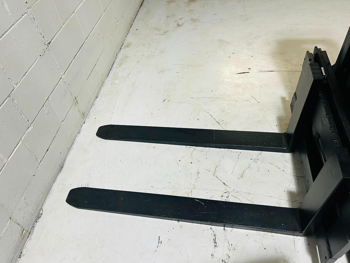 Caterpillar FC40 – side view of forks – 42” adjustable forks with side shift – electric sit-down forklift – Brampton ON