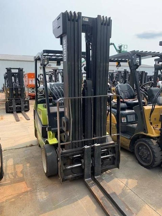 Front view of Clark C25CL forklift showing quad mast, carriage assembly, and side-shift equipped fork positioner – CSA certified propane unit