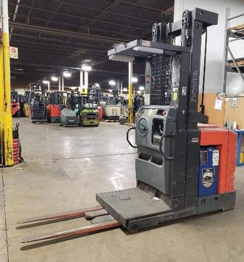 Side profile of Toyota 7BPUE15 order picker with 240" TSU mast