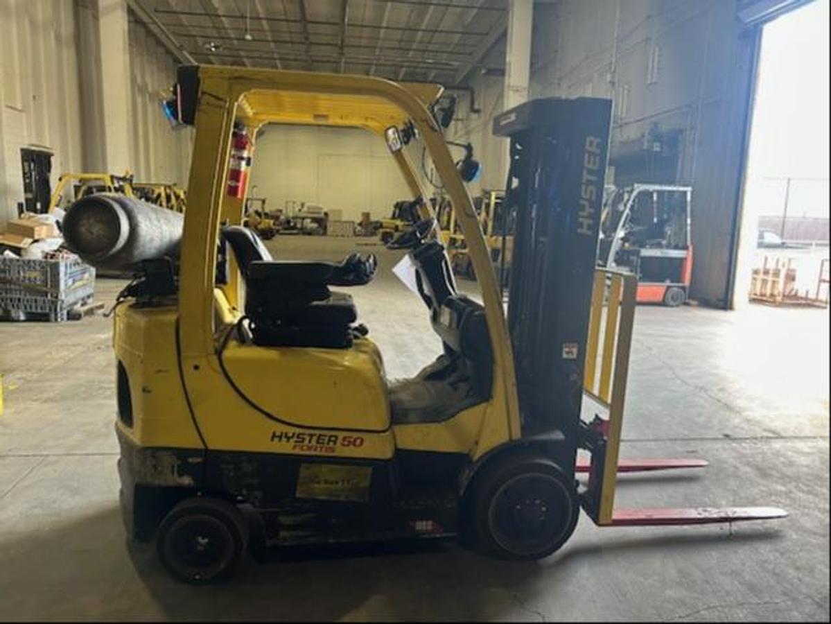 Opposite side view of 2017 Hyster S50FT propane forklift – CSA-certified 5,000 lb cushion tire chassis with 189” triple mast and hydrostatic steering shown refurbished and sold chassis-only, propane tank upgrade available – Brampton ON – Premier Lift Equipment