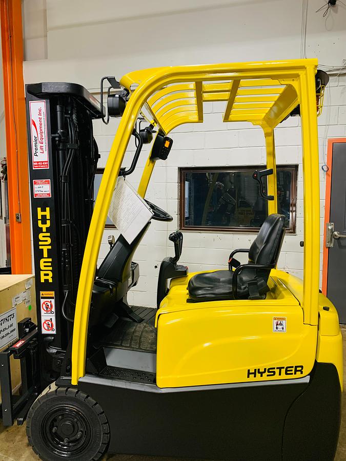 2020 Hyster J30XNT 3‑Wheel Electric Forklift – Side View