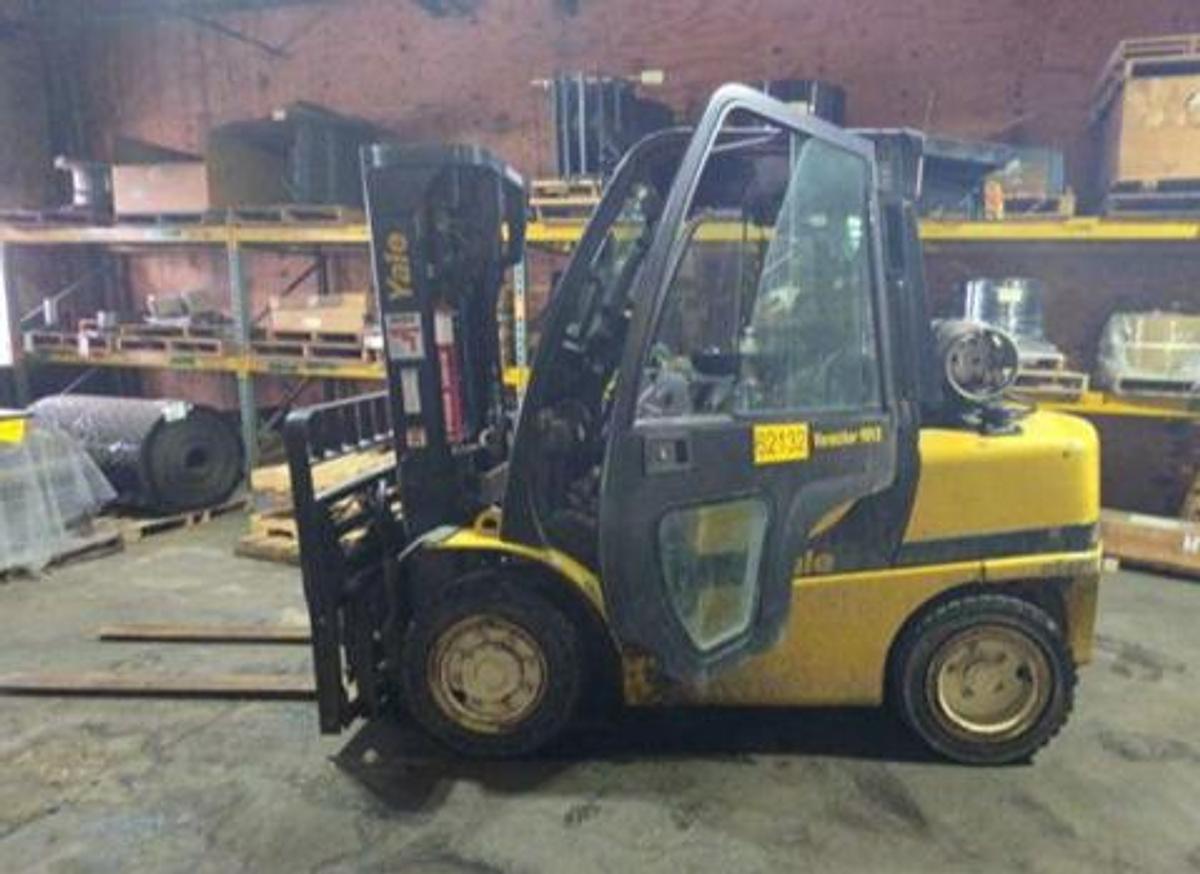 2020 Yale GLP090VX 9,000 lb IC pneumatic forklift – opposite side profile with LP tank, cab, and two‑stage 90/186 mast