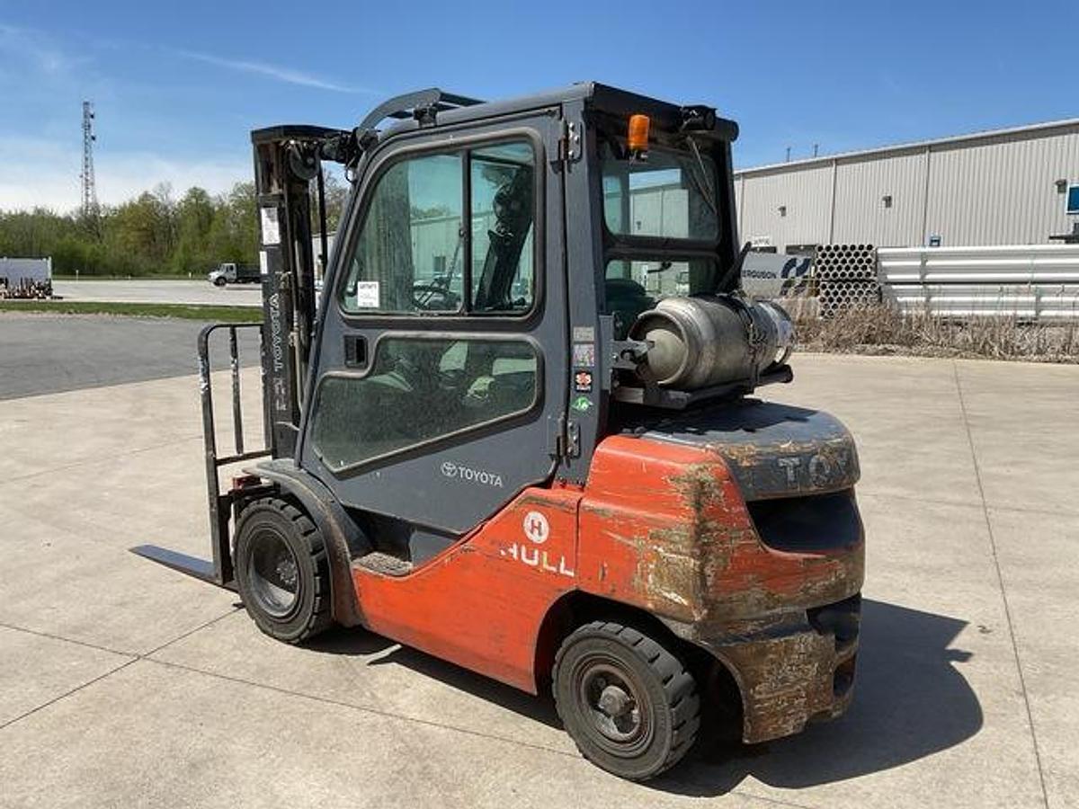 Opposite rear side angle view of Toyota 8FGU25 propane forklift – CSA-certified 5,000 lb outdoor unit with 189” triple mast, clamp-ready hydraulics, and steel cab – Premier Lift Equipment Brampton ON