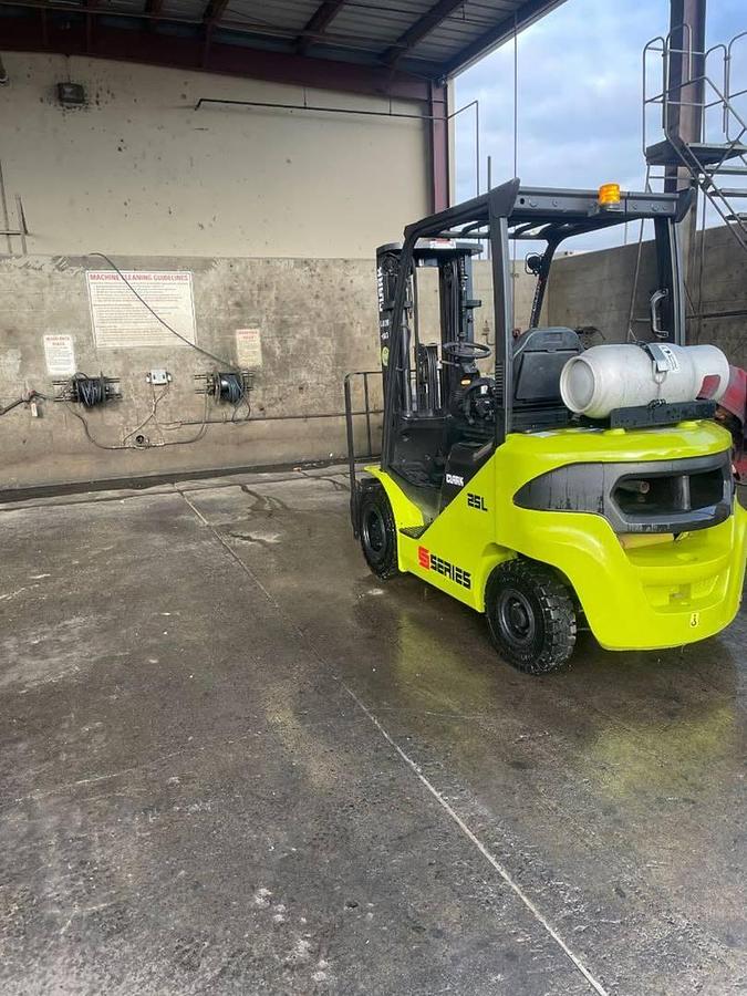Clark S25L – rear angle view – counterweight, propane tank mount, overhead guard – LPG pneumatic forklift – CSA certified – Brampton ON