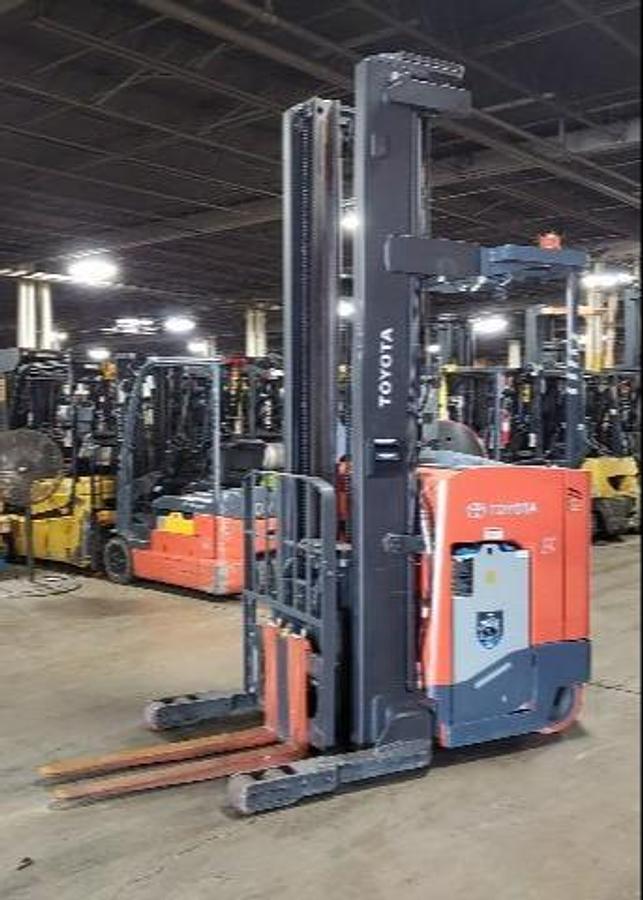 Toyota 9BRU23 CSA reach truck Mississauga 4500 lb 280” lift freezer-ready