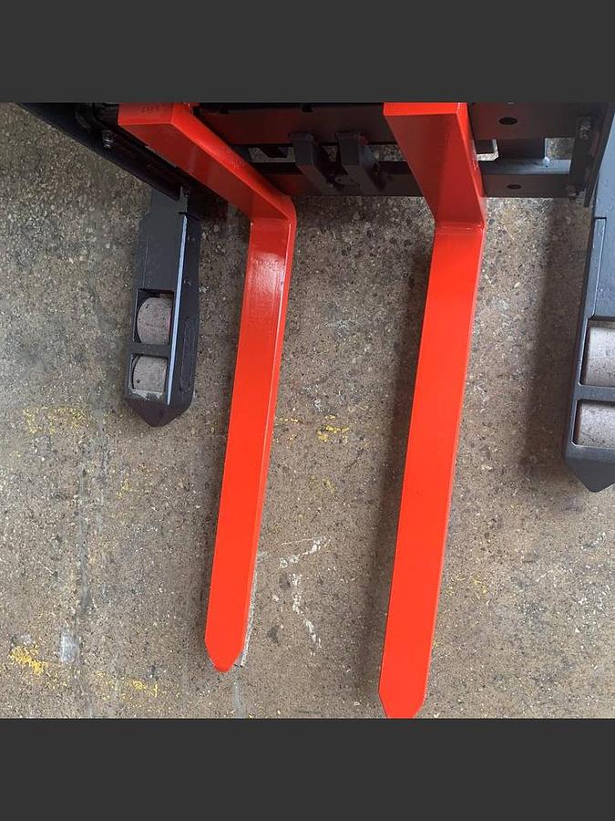 Top‑down view of Budget Raymond EASIDR25TT deep‑reach forklift — 42-inch forks and carriage visible, older non‑CSA unit