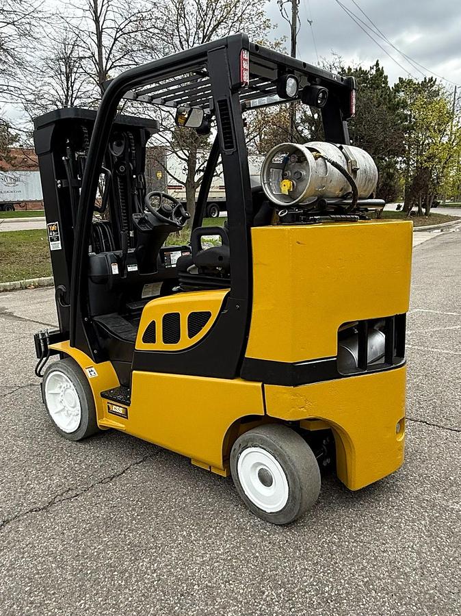 Opposite Side view of CSA-certified Yale GLC080VXNTSE086 propane forklift with triple mast – staged in Brampton ON