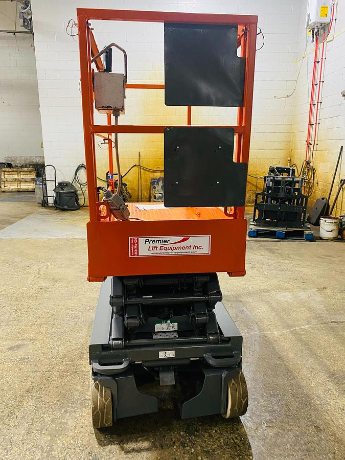 Skyjack SJIII 3219 – direct front view – platform entry, guardrails, extension deck – CSA-certified scissor lift – Brampton ON