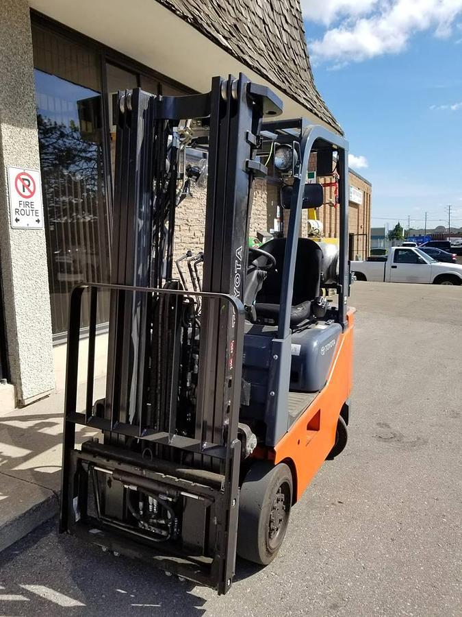 Toyota 8FGCSU20 – direct front view – 42” forks, triple mast, and side shift carriage – CSA-certified propane forklift – Brampton ON