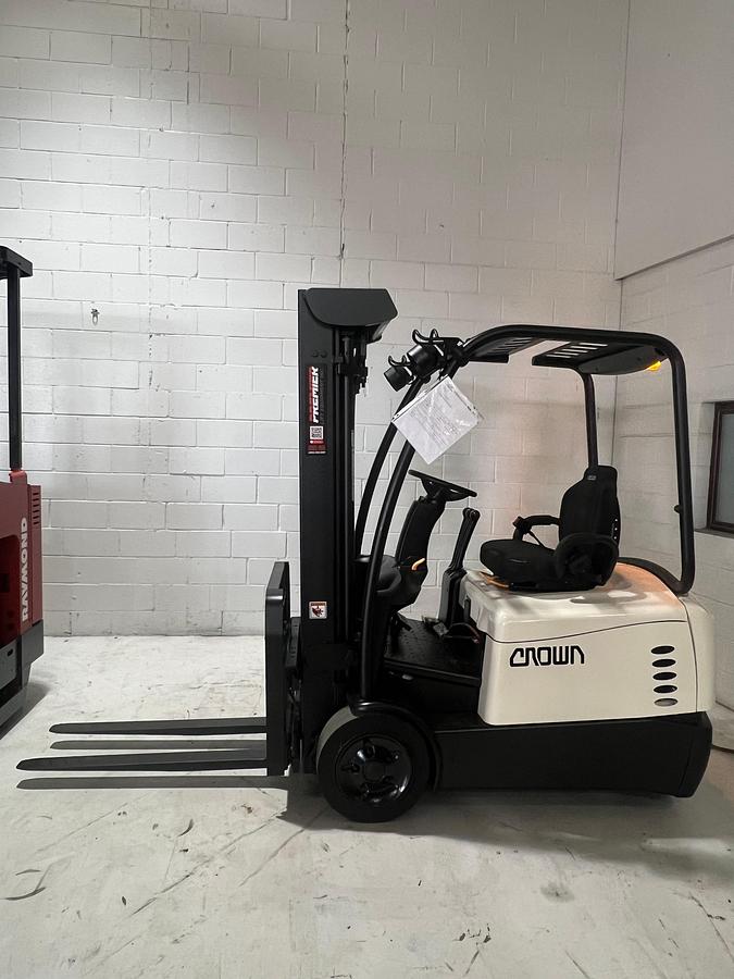 CSA/MOL certified Crown SC5225-35 – tight aisle electric forklift – 190” lift – Brampton ON