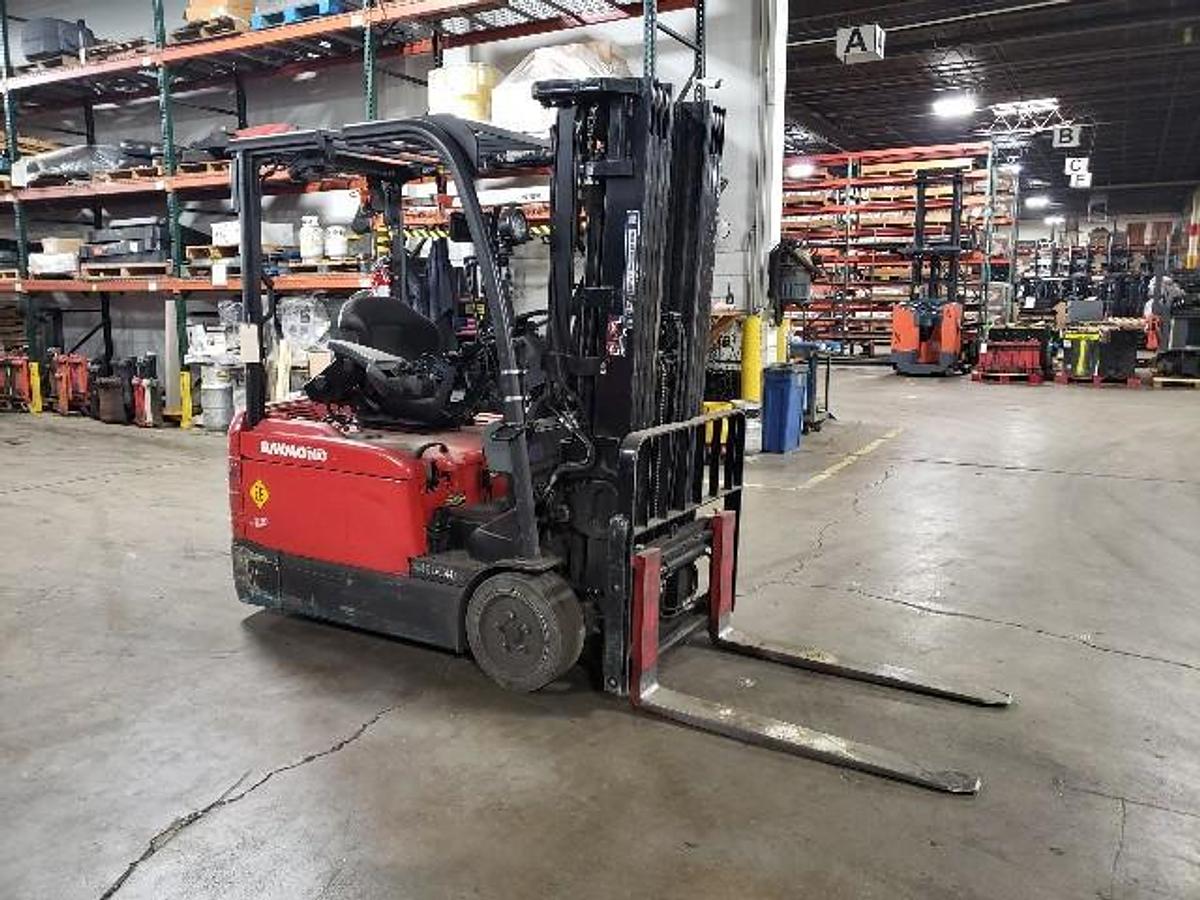 Opposite front angle of Raymond 4460-C40 forklift – CSA-certified 3-wheel electric unit with side-shift carriage, compact chassis, and UL/EE fire-safe rating – Premier Lift Equipment Brampton ON