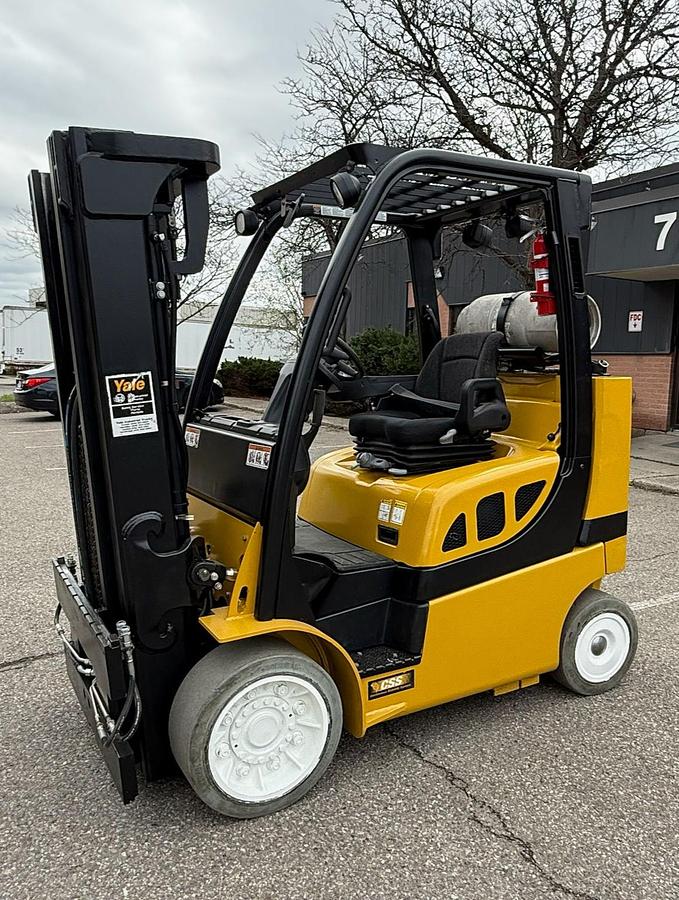 Front angled view showing mast rails with 4 way hydraulics plumbed to carriage