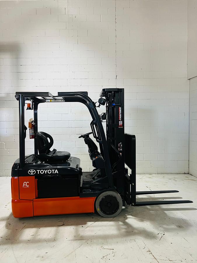 Toyota 8FBE20U – side profile – 3-wheel electric forklift – CSA/MOL certified – UL/EE fire-safe option – Brampton ON
