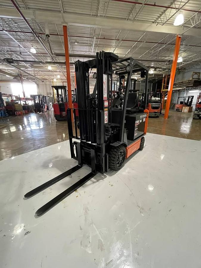 Toyota 8FBCU25 – passenger-side front angle – mast, forks, and indoor-rated tires – CSA-certified electric forklift – Brampton ON