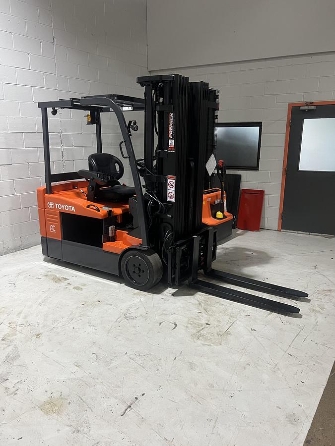 Used 2014 Toyota 7FBEU20 | 3 Wheel Electric Forklift | Quad Mast | 4,000 lb | CSA Certified | Brampton ON