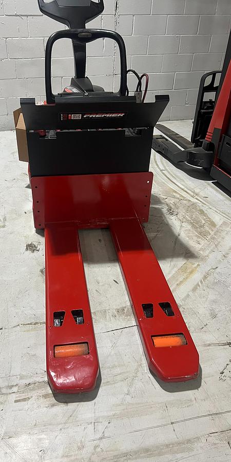 Front view of Budget Raymond 8400, 27×48 forks, older non‑CSA unit.
