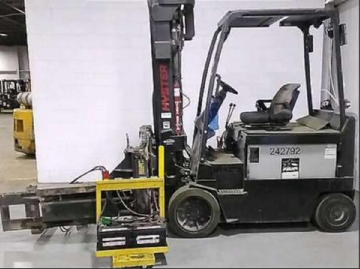 Opposite side view of Hyster E80Z forklift – CSA-certified 3,000 lb electric unit with side-shift carriage, compact chassis, and indoor cushion tires – Premier Lift Equipment Brampton ON