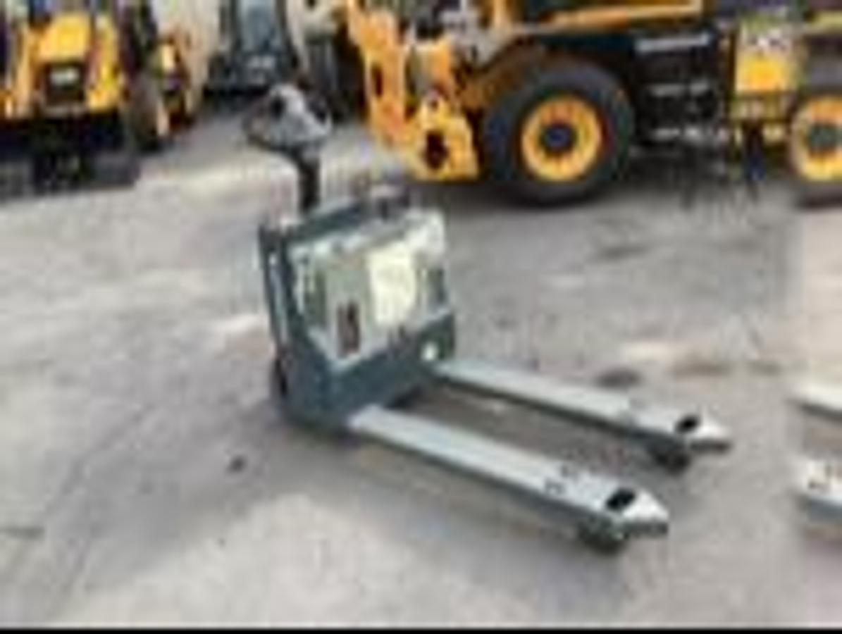 Toyota 8HBW23 – passenger-side front angle – tapered forks and low-lift chassis – battery-equipped electric walkie – Brampton ON