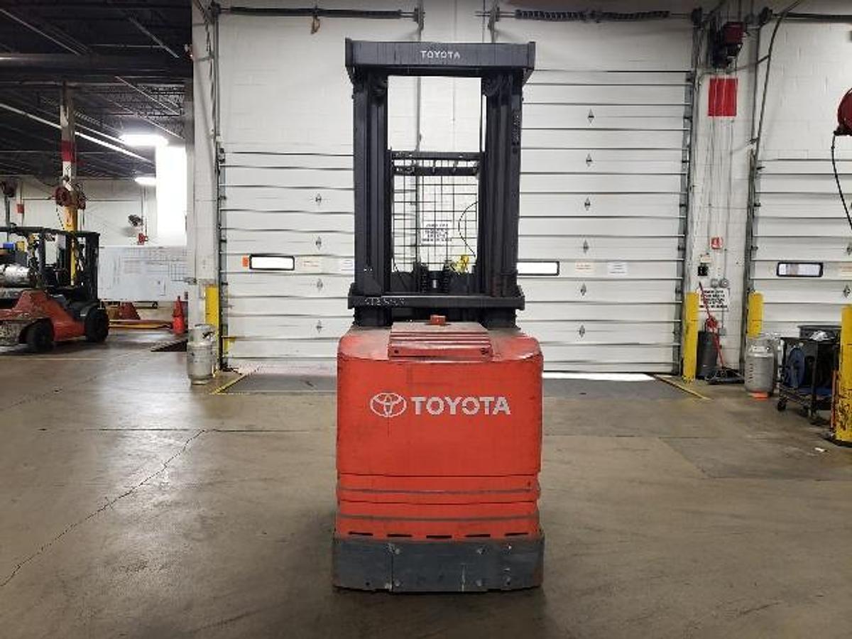 Rear angle view of Toyota 7BPUE15 showing chassis and steering assembly