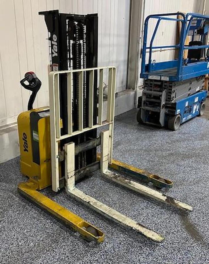 Front angle view of Yale MSW025 electric walkie stacker – CSA-certified 2,500 lb forklift with 104” mast, 42” forks, and compact chassis staged in Brampton ON – Premier Lift Equipment