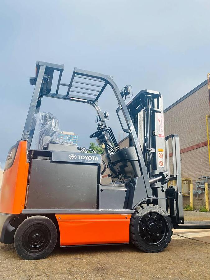 Close up Side view of CSA-certified Toyota 8FBCHU25 electric forklift with triple mast and cushion tires – staged in Brampton ON