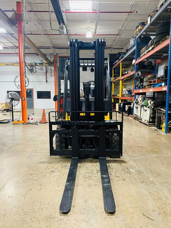 Yale GLP060VXN – direct front view – triple mast, 42” forks, and side shift carriage – CSA-certified propane forklift – Brampton ON