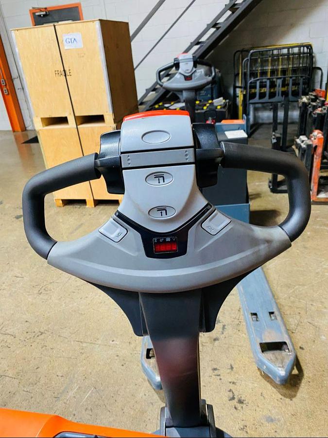 Close‑up of Toyota 8HBW23 walkie pallet jack throttle handle and controls