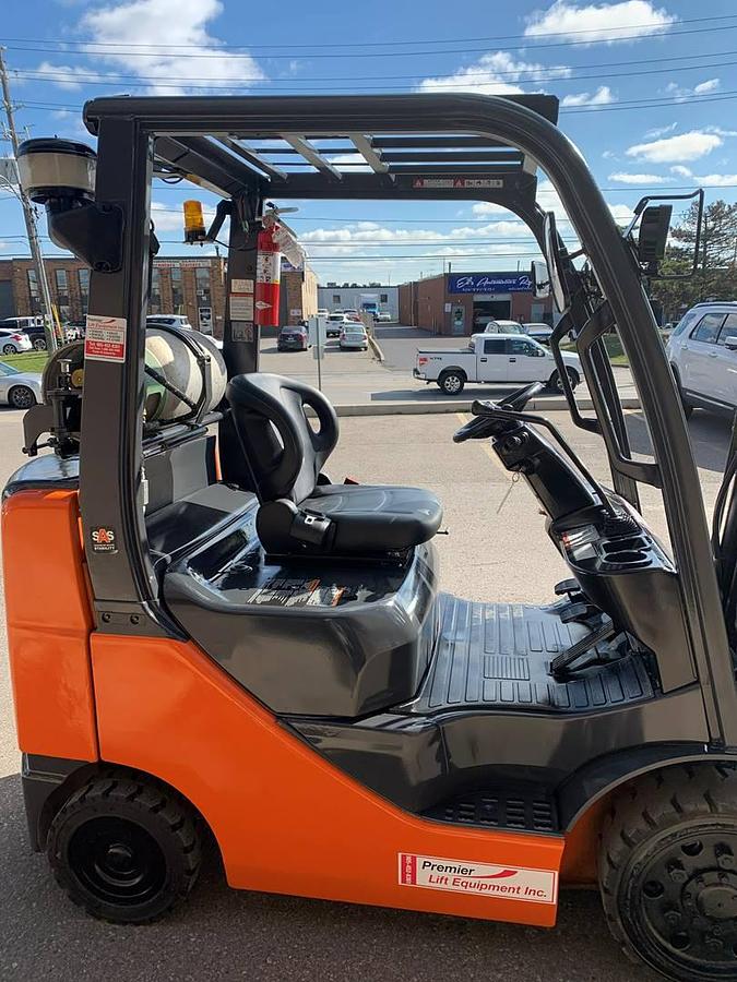 Toyota 8FGCU25 – full side profile – triple mast, cushion tires, and compact chassis – CSA-certified LPG sit-down forklift – Brampton ON