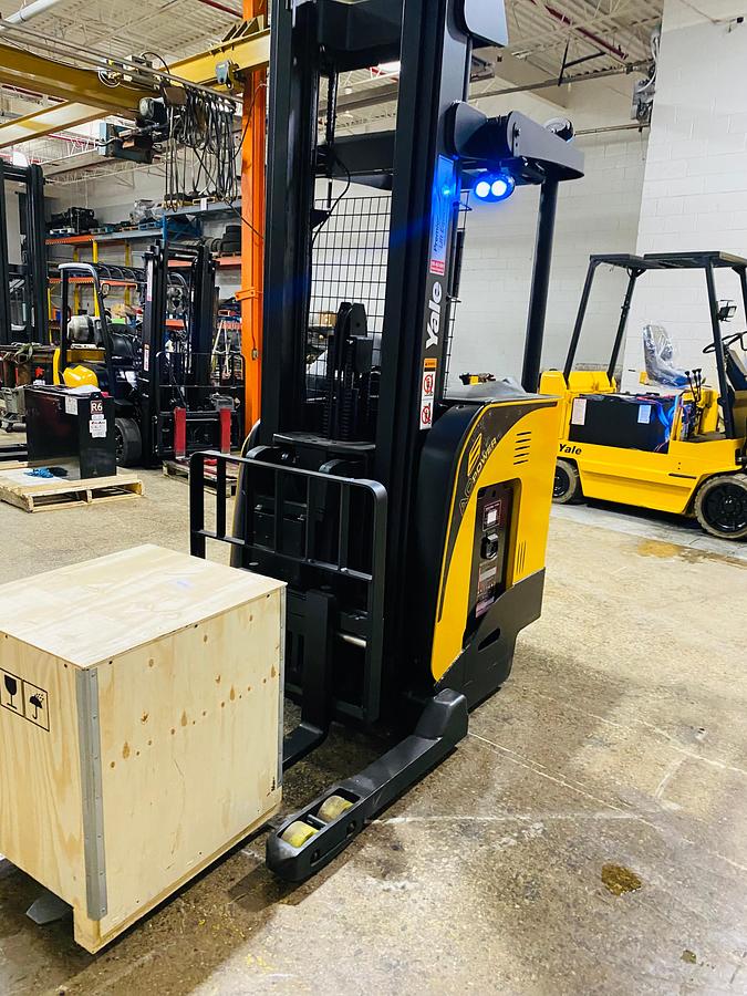 Front angled view showing mast rails and pantograph reach mechanism