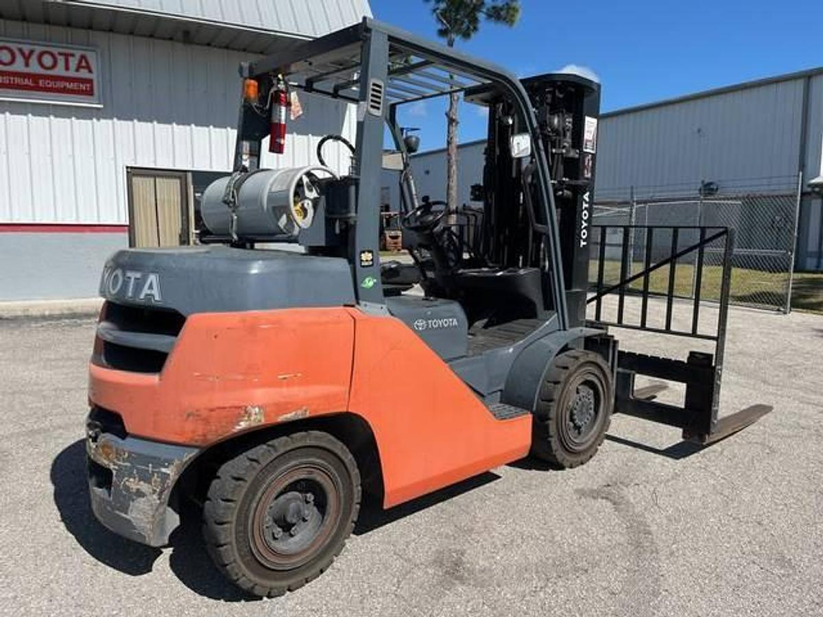 Toyota 8FG35U – rear angle view – counterweight, propane bracket, and CSA safety decals – CSA/MOL pneumatic forklift – Brampton ON