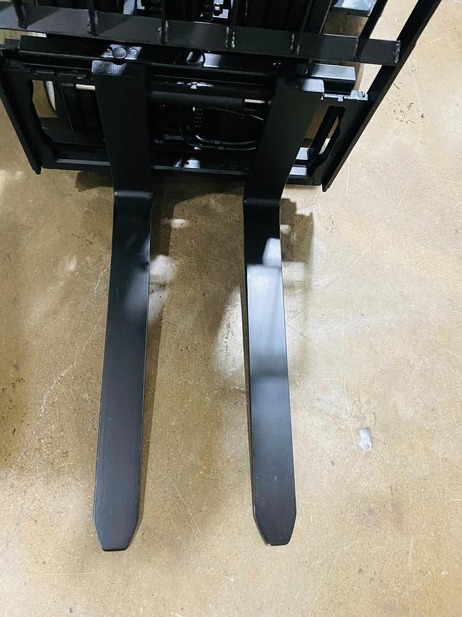 Top-down view of Toyota 8FBCU25 forklift forks – CSA-certified 5,000 lb electric unit with side-shift carriage and triple mast for indoor warehouse use – Premier Lift Equipment Brampton ON